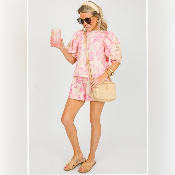 Avara LACED IN FLORAL POPLIN TOP Size L
LIKE NEW - Picture 6 of 6